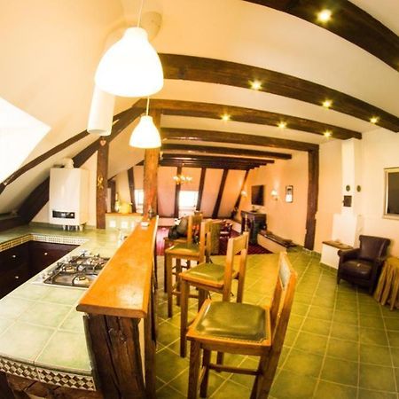 The Attic Appartement Braşov Buitenkant foto