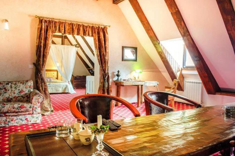 The Attic Appartement Braşov Buitenkant foto