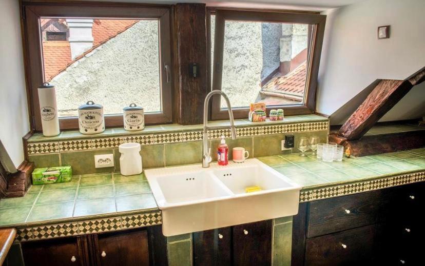 The Attic Appartement Braşov Buitenkant foto
