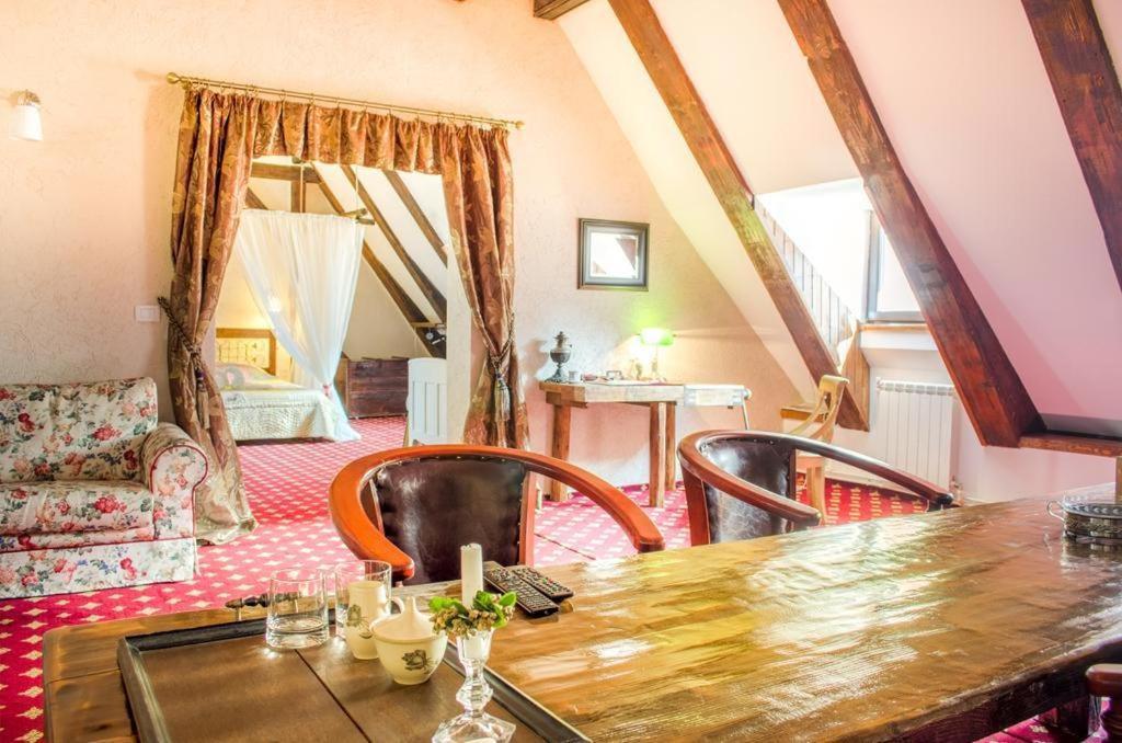 The Attic Appartement Braşov Buitenkant foto