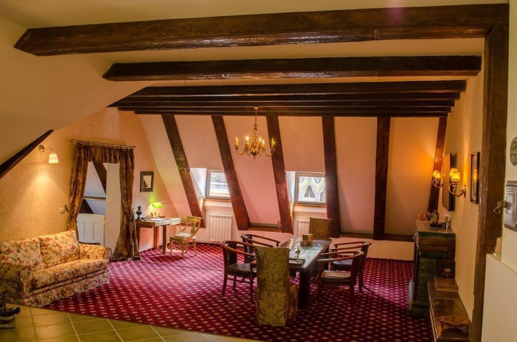 The Attic Appartement Braşov Buitenkant foto